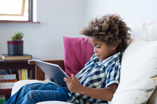 Kleine jongen spelen met digitale tablet — Stockfoto