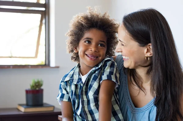 Moeder en zoon lachen — Stockfoto