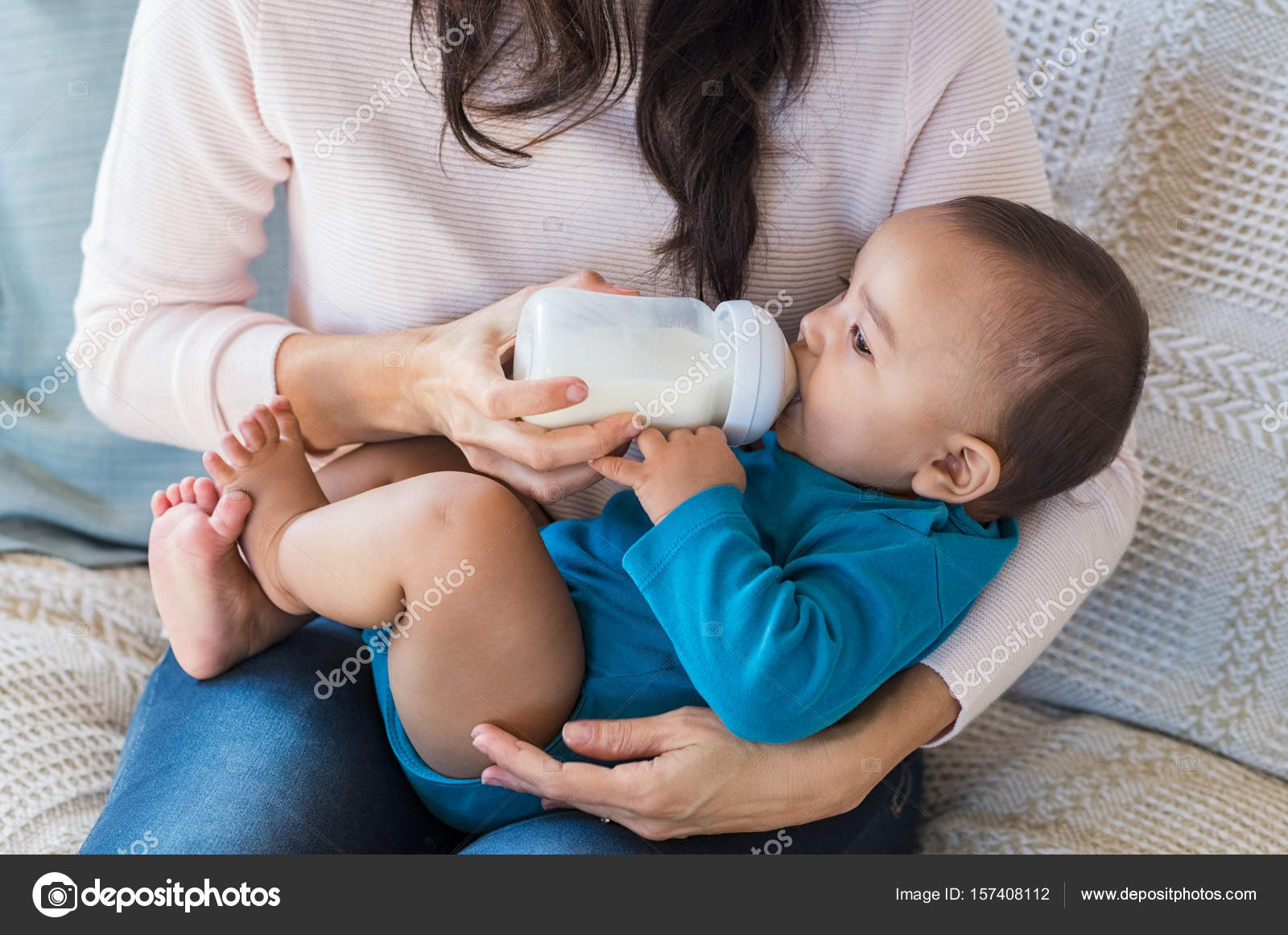 Можно ли при грудном вскармливании пить молоко. Малыш с бутылочкой. Кормление из бутылочки. Малыш бу. Малыш пьет из бутылочки.
