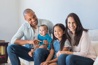Kanepe üzerinde mutlu çok ırklı aile