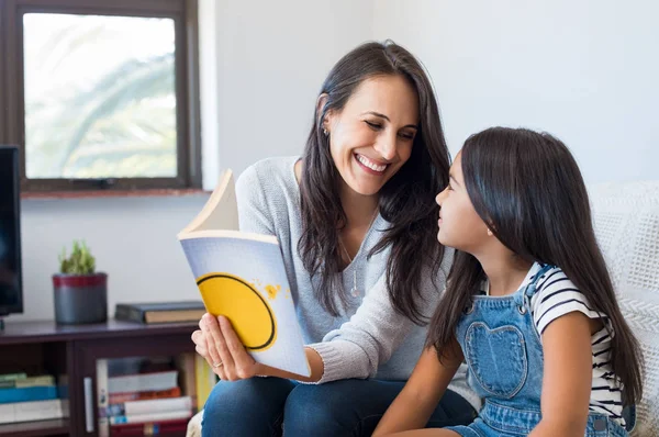 Mamma läser till barn — Stockfoto