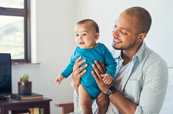 Vader spelen met baby — Stockfoto