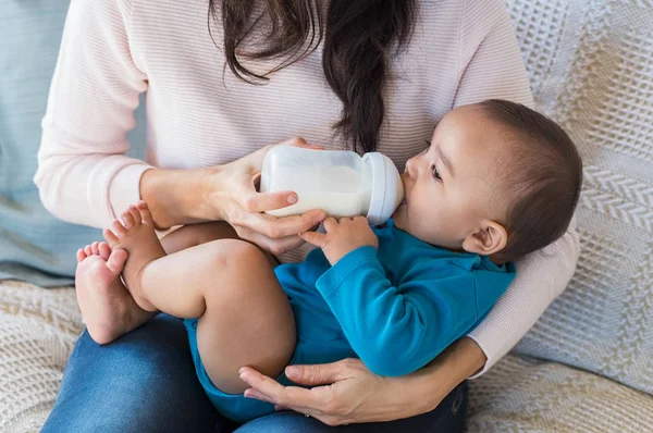 Beber leche infantil —  Fotos de Stock