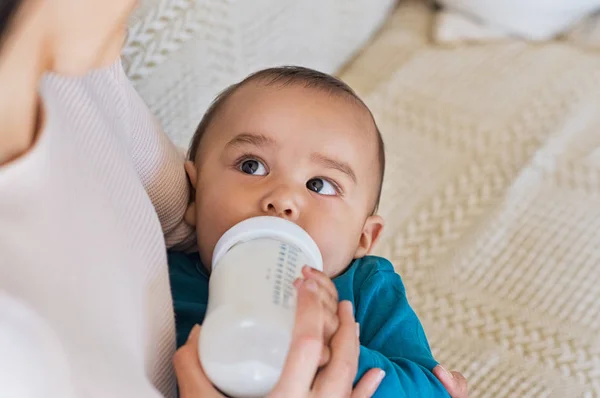 Toddler drinking from milk bottle — Stock Photo, Image