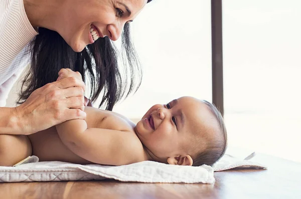 Madre cambiando pañal a niño pequeño — Foto de Stock