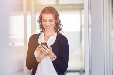mutlu işkadını telefon kullanma