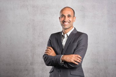Olgun kendine güvenen işadamı