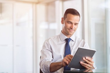 Dijital tablet üzerinde çalışan iş adamı
