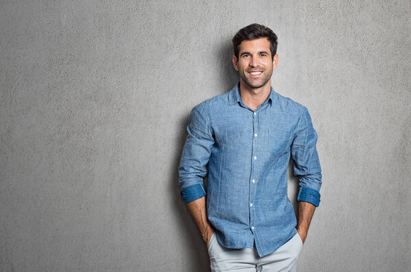 Hombre latino de pie — Foto de Stock