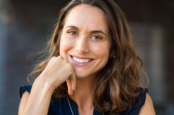 Mujer madura sonriente — Foto de Stock