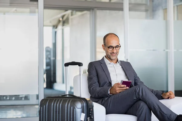 Rijpe zakenman op luchthaven — Stockfoto