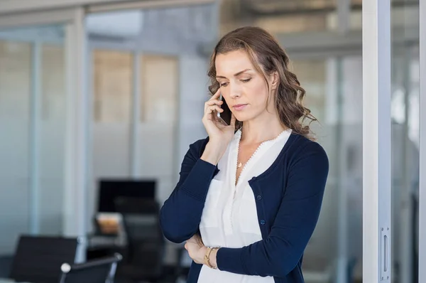 Mujer de negocios seria hablando por teléfono —  Fotos de Stock