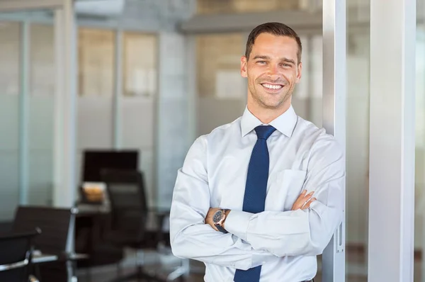 Hombre de negocios sonriente en la oficina — Foto de Stock