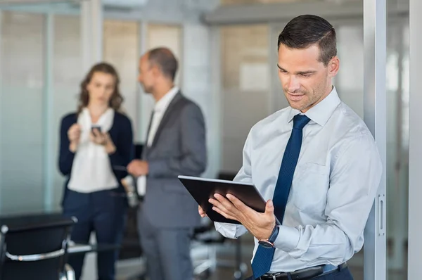 Biznesmen za pomocą tabletu — Zdjęcie stockowe