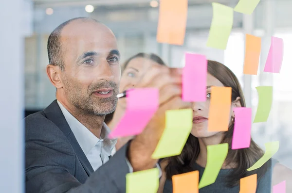 Manager mit Haftnotizen — Stockfoto