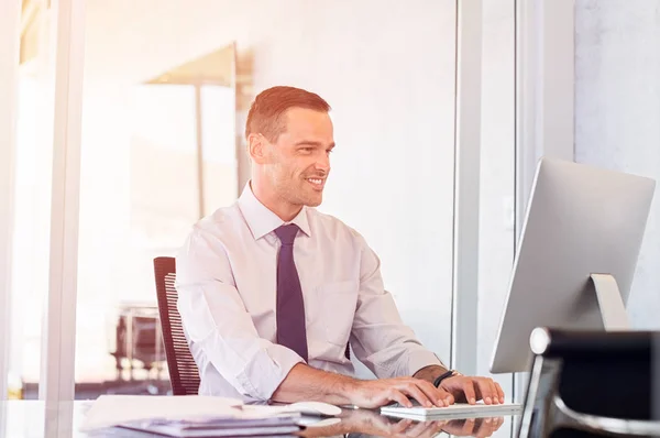 Empresário sorridente trabalhando no computador — Fotografia de Stock