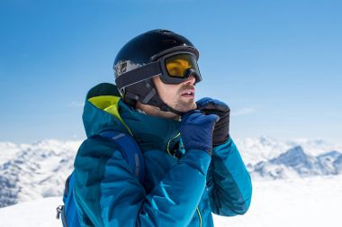 Adam giyen Kayak kask