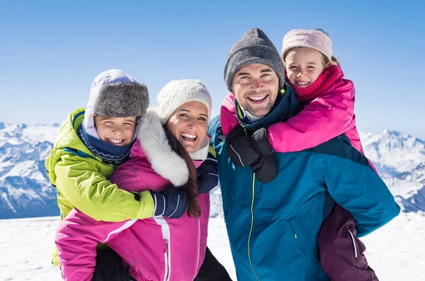 Rodzinne wakacje zimowe korzystających — Zdjęcie stockowe