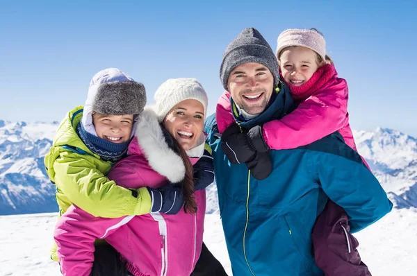 Familie genießt Winterurlaub — Stockfoto