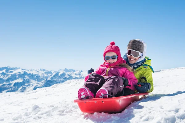 Barn pulka på snö — Stockfoto