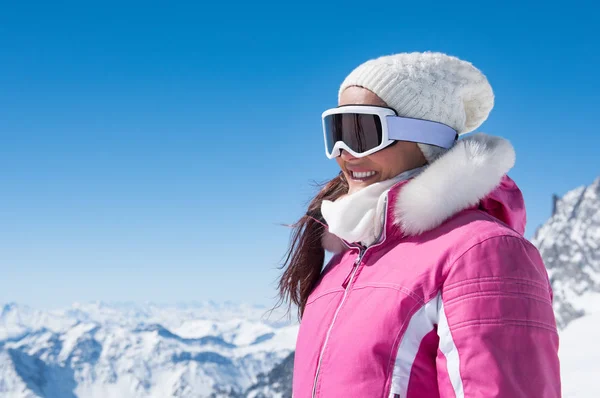 Mulher de inverno em óculos de esqui — Fotografia de Stock