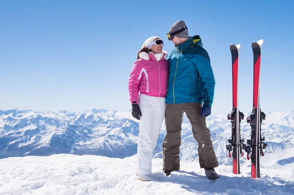 Couple aimant avec ski — Photo