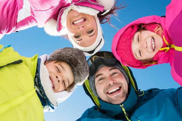 Glückliche Winterfamilie — Stockfoto