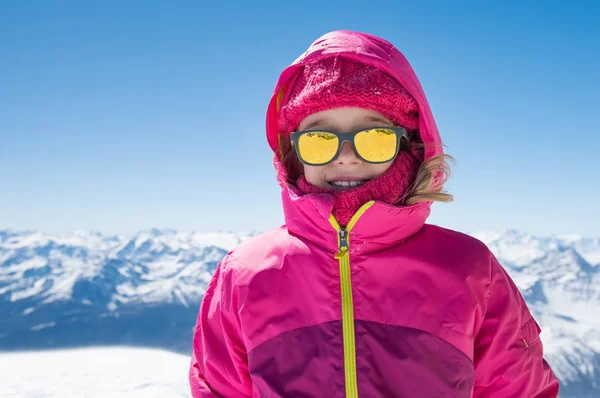 Roztomilá dívka v zasněžené horské — Stock fotografie