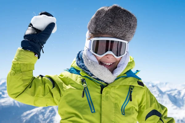 Barn leker snöbollar — Stockfoto