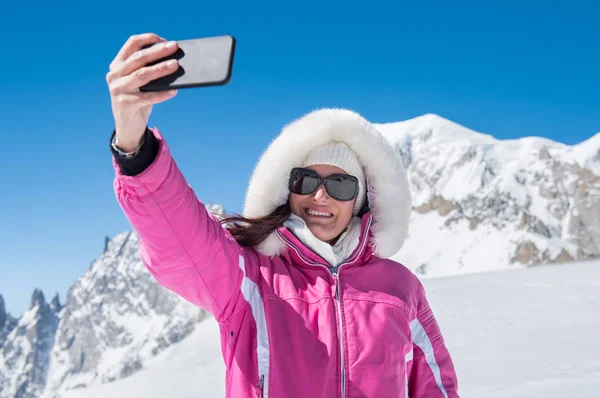 Kvinnan tar selfie med snö — Stockfoto