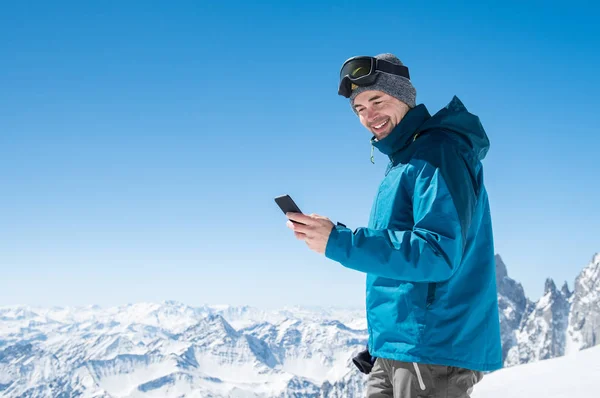 Homem usando smartphone na montanha — Fotografia de Stock
