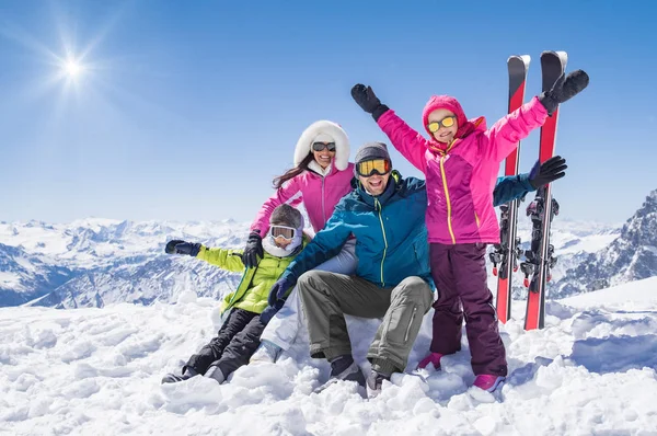 Glückliche Familie im Winterurlaub — Stockfoto
