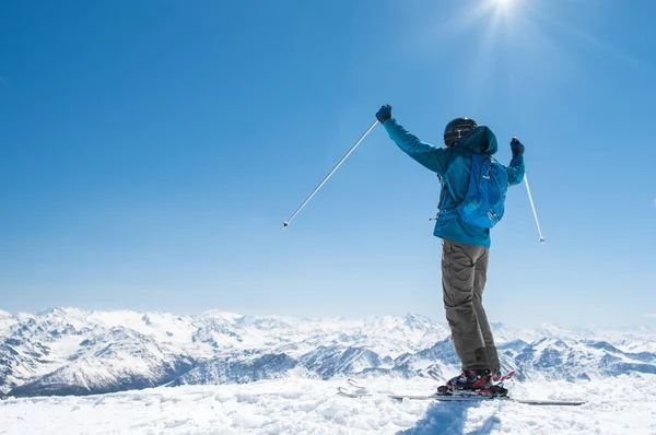 Mann genießt Ski — Stockfoto