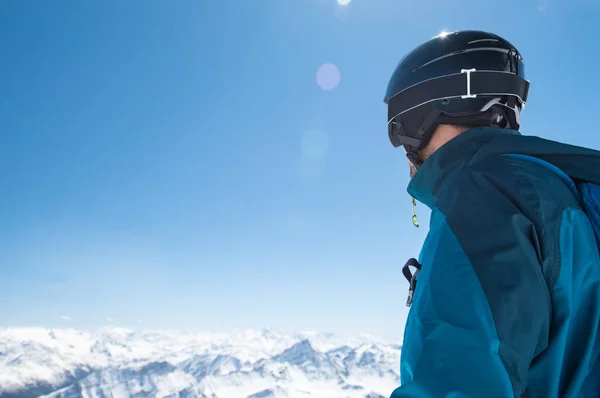 Alpinista de esqui no inverno — Fotografia de Stock