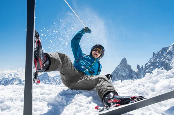 Homem desfrutando de esqui na neve — Fotografia de Stock