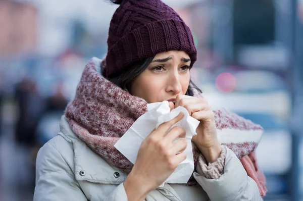 Vrouw hoesten in de winter — Stockfoto