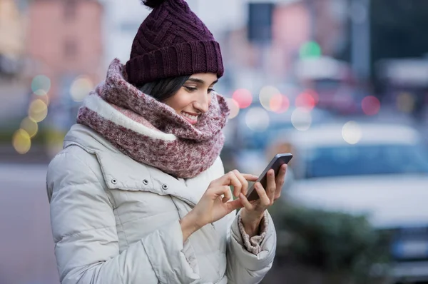 Donna utilizzando smartphone — Foto Stock