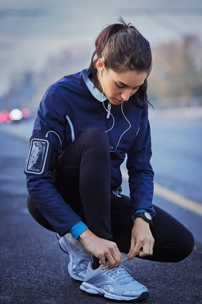 Athlete woman tying laces — Stock Photo, Image