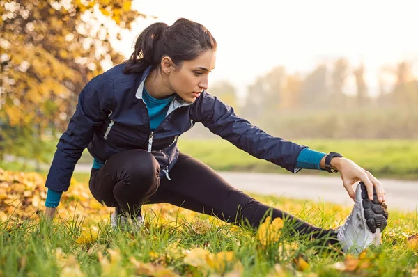 Girl exercising at park — Stock Photo, Image