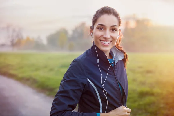 Runner luisteren muziek — Stockfoto