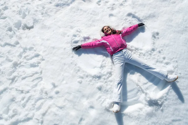 Mulher deitada na neve — Fotografia de Stock