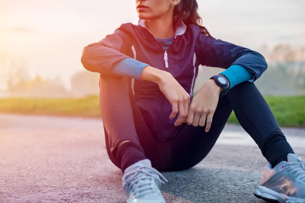 Athletic woman resting on ground — Stock Photo, Image