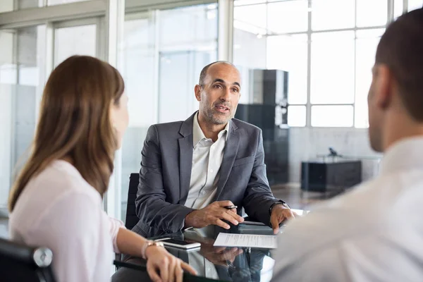 Financieel adviseur met klanten — Stockfoto