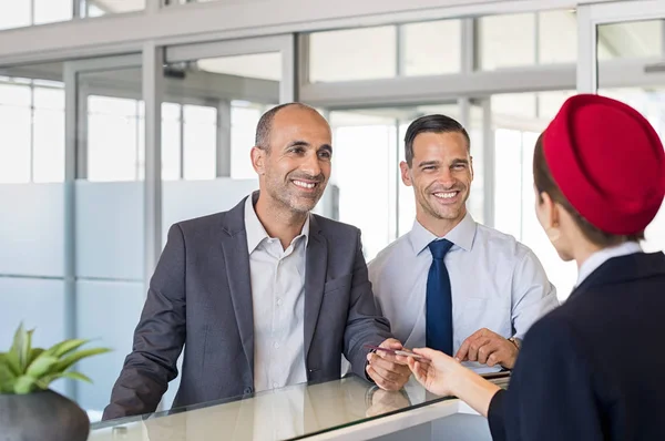 Dois empresários no check-in do aeroporto — Fotografia de Stock