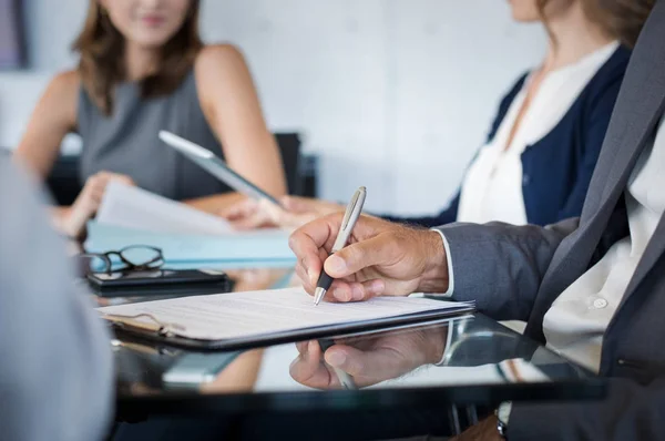 Mensen uit het bedrijfsleven schrijven — Stockfoto