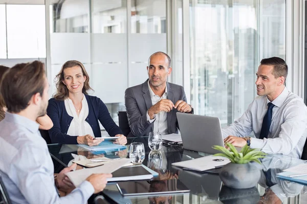 Zakelijke bijeenkomst met leiderschap — Stockfoto