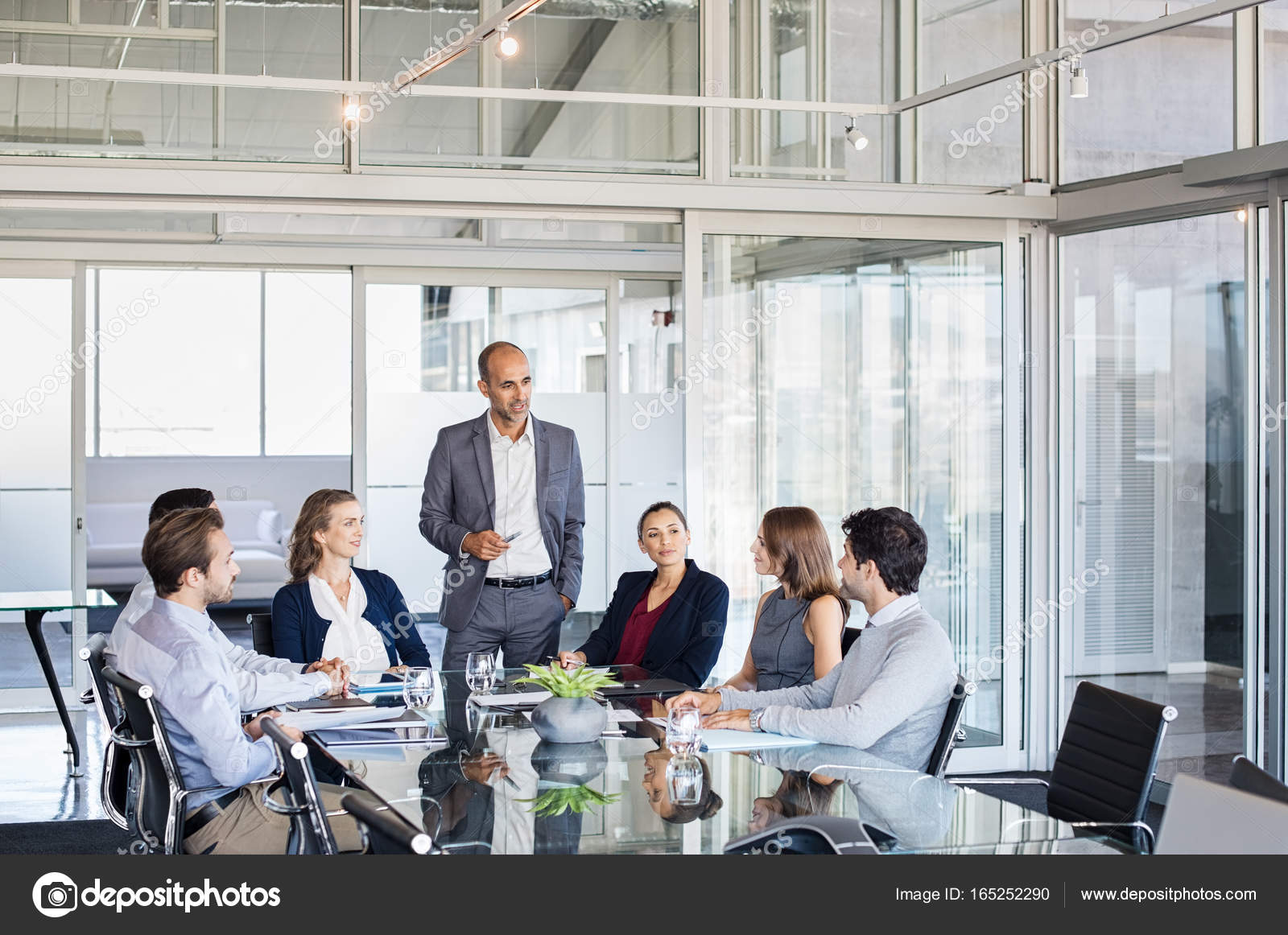 офис с сотрудниками. Culture meeting. Culture meeting. мотивация офис. люди на совещании.