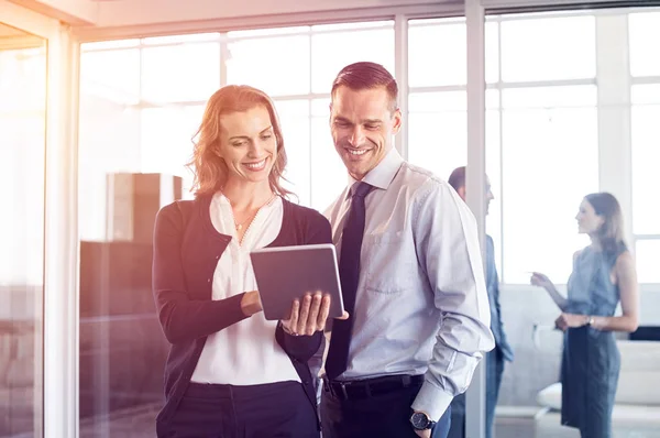 Geschäftsleute arbeiten zusammen — Stockfoto