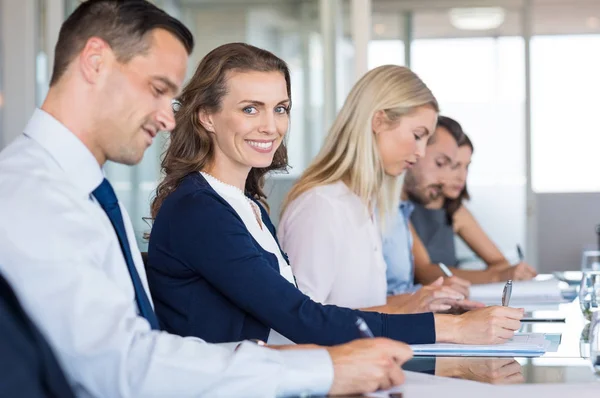 Geschäftsfrau nimmt an Treffen teil — Stockfoto