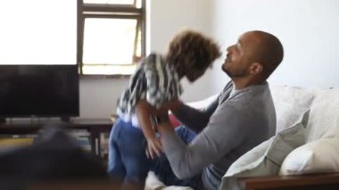 Baba oğluyla oynuyor.